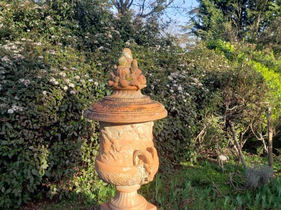 Paire de grands vases Médicis ornementaux en terre cuite, à décor tour