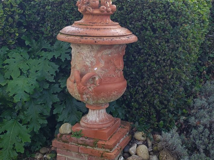 Paire de grands vases Médicis ornementaux en terre cuite, à décor tour