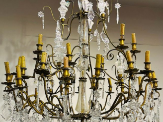 Vente aux enchères Grand lustre d'apparat en cristal et laiton, à décor de pampilles écla
