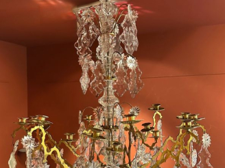 Vente aux enchères Grand lustre Napoléon III en cristal et laiton, à décor de pampilles, 