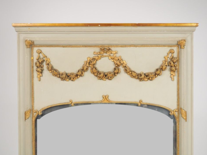 Trumeau Napoléon III de style Louis XVI en bois laqué gris et doré, à 