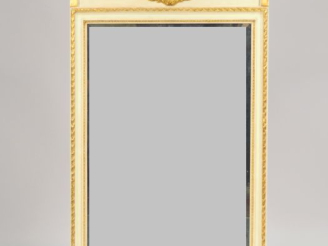 Vente aux enchères Trumeau de style Louis XVI, en bois laqué crème et doré à de tiges enr