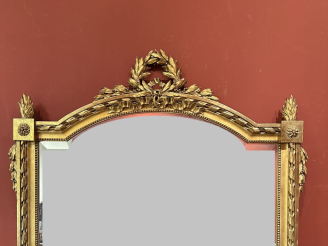 Vente aux enchères Grand miroir Napoléon III de style Louis XVI en bois mouluré sculpté e