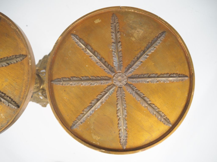 Paire de guéridons Napoléon III de style Renaissance en laiton à décor