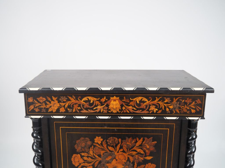 Meuble d'appui Napoléon III de style Louis XIV en marqueterie à décor 