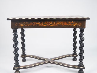 Vente aux enchères Table de style Louis XIII en marqueterie à décor de fleurs, pieds en f