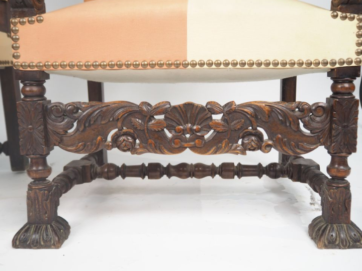 Paire de fauteuils à bras de style Louis XIII en bois sculpté, à décor