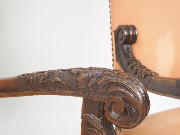 Paire de fauteuils à bras de style Louis XIII en bois sculpté, à décor