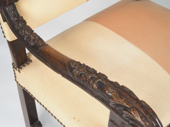 Paire de fauteuils à bras de style Louis XIII en bois sculpté, à décor