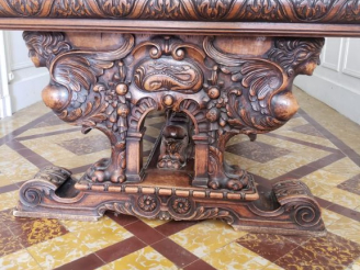 Vente aux enchères Table de salle à manger XIXème de style Renaissance en noyer richement