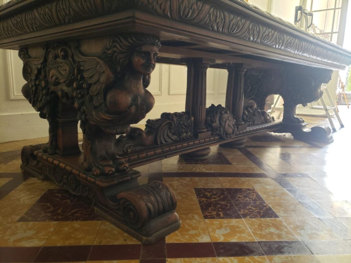 Table de salle à manger XIXème de style Renaissance en noyer richement