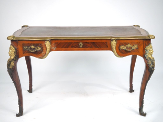 Vente aux enchères Bureau plat Napoléon III de style Louis XV en frisage et marqueterie, 