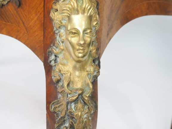 Bureau plat Napoléon III de style Louis XV en frisage et marqueterie, 