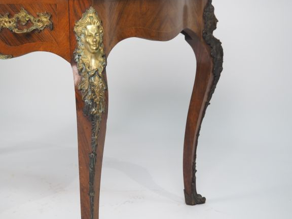 Bureau plat Napoléon III de style Louis XV en frisage et marqueterie, 