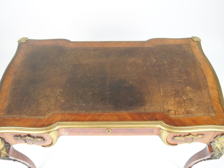 Bureau plat Napoléon III de style Louis XV en frisage et marqueterie, 