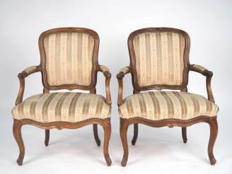 Vente aux enchères Paire de fauteuils cabriolet de style Louis XV en bois mouluré et scul