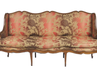 Vente aux enchères Canapé à oreilles Louis XV en bois mouluré et sculpté, garniture de so