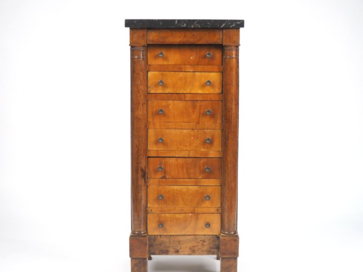 Chevet de style Louis XVI en forme de semainier, dessus marbre noir. D