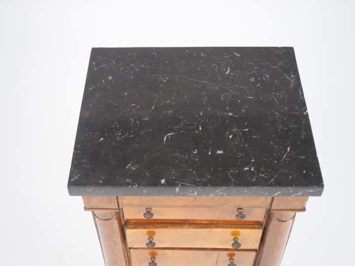 Chevet de style Louis XVI en forme de semainier, dessus marbre noir. D