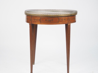 Vente aux enchères Table bouillotte de style Louis XVI en marqueterie, pieds facetés et f