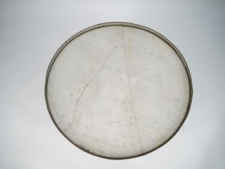 Table bouillotte de style Louis XVI en marqueterie, pieds facetés et f