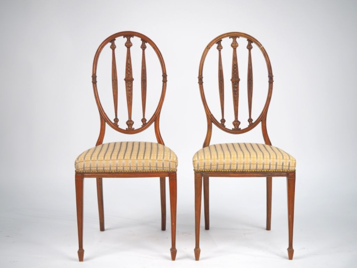 Paire de chaises de style Louis XVI en bois mouluré et sculpté, dossie