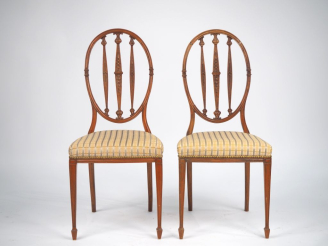 Vente aux enchères Paire de chaises de style Louis XVI en bois mouluré et sculpté, dossie