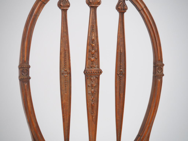 Paire de chaises de style Louis XVI en bois mouluré et sculpté, dossie