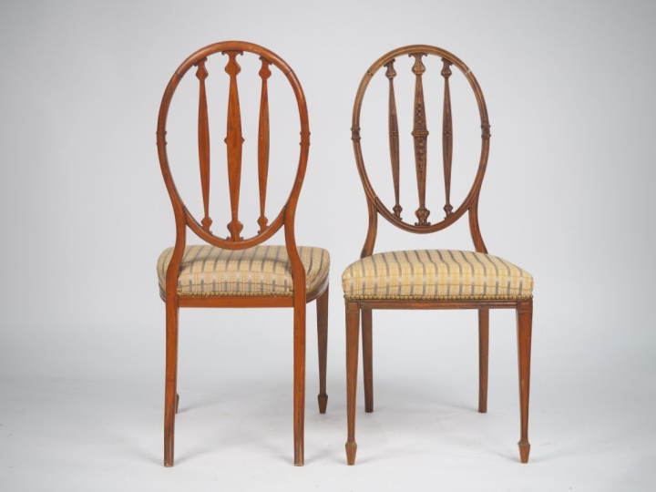 Paire de chaises de style Louis XVI en bois mouluré et sculpté, dossie