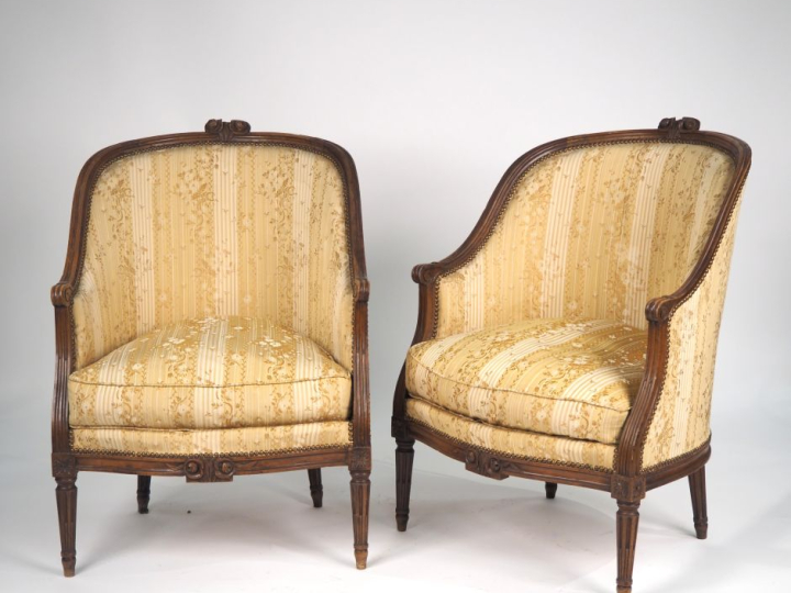 Paire de fauteuils corbeille Louis XVI en noyer mouluré et sculpté, à 