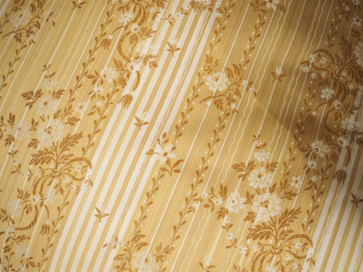 Paire de fauteuils corbeille Louis XVI en noyer mouluré et sculpté, à 