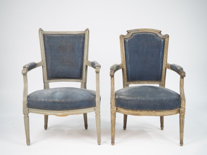 Paire de fauteuils cabriolet Louis XVI en bois laqué gris, garniture d