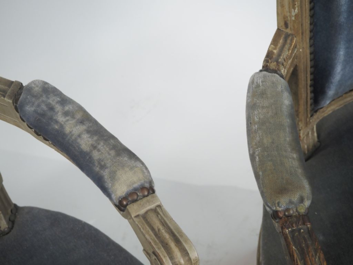 Paire de fauteuils cabriolet Louis XVI en bois laqué gris, garniture d