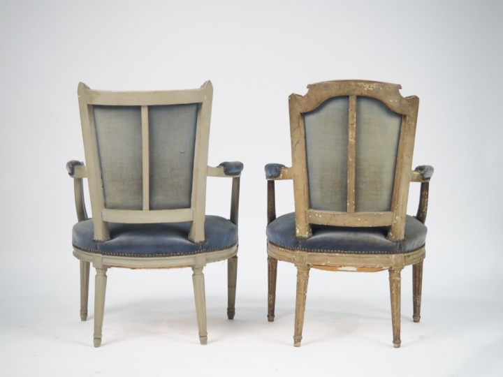 Paire de fauteuils cabriolet Louis XVI en bois laqué gris, garniture d