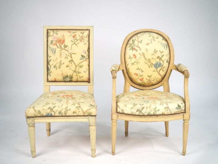 Fauteuil cabriolet Louis XVI en bois laqué, à décor mouluré, pieds can