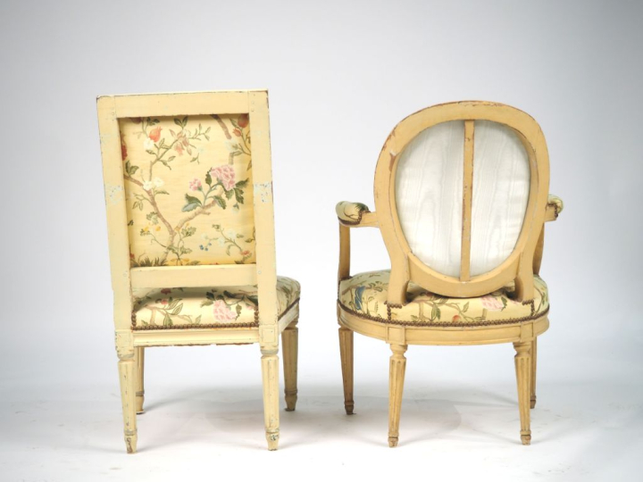 Fauteuil cabriolet Louis XVI en bois laqué, à décor mouluré, pieds can