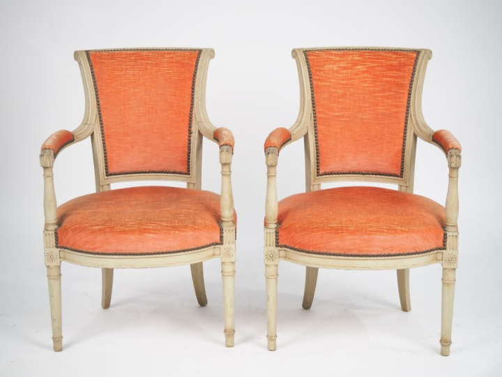 Paire de fauteuils Directoire en bois mouluré et laqué blanc, dossier 