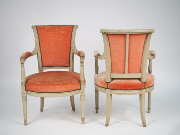 Paire de fauteuils Directoire en bois mouluré et laqué blanc, dossier 