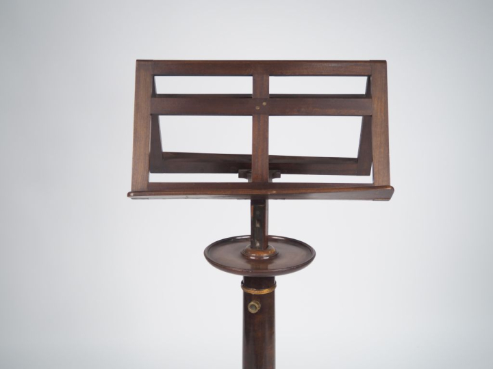 Lutrin de style Empire en acajou et placage d'acajou, ornementation de