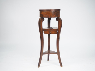 Vente aux enchères Barbière début XIXème en acajou et placage d'acajou, piètement tripode