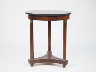 Vente aux enchères Guéridon Empire en acajou et placage d'acajou, plateau circulaire dess