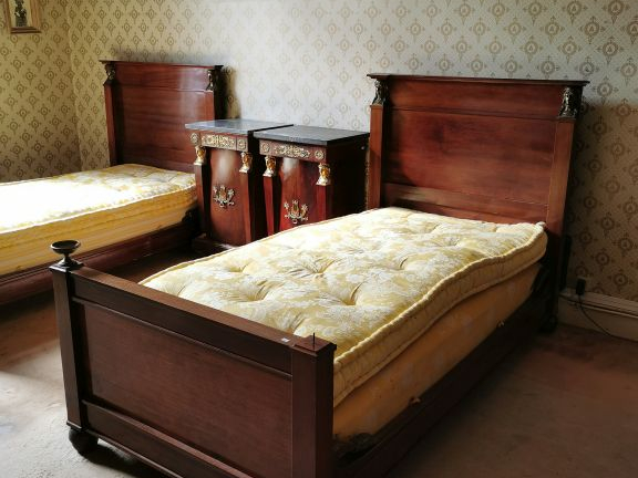 Mobilier de chambre à coucher Empire en acajou et placage d'acajou, or