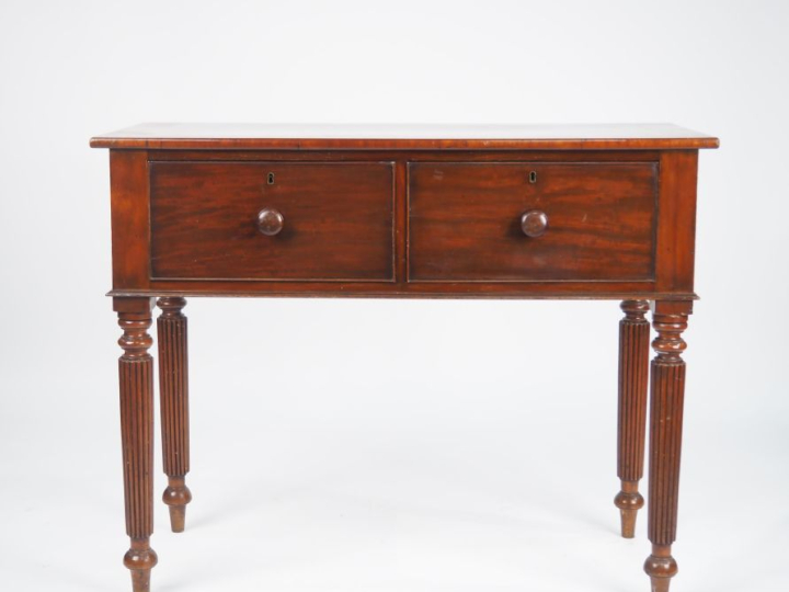Commode anglaise en acajou et placage d'acajou, dessus bois, ouvrant à