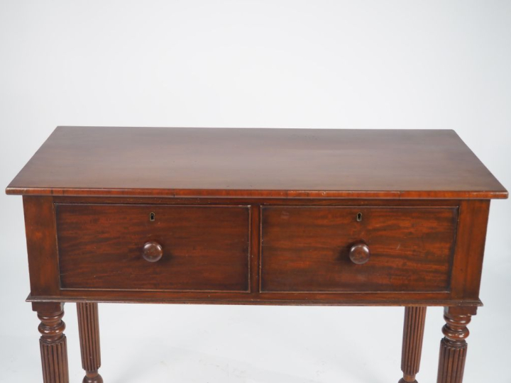 Commode anglaise en acajou et placage d'acajou, dessus bois, ouvrant à