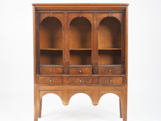 Vente aux enchères Secrétaire en noyer à décor d'arcatures ouvrant à six tiroirs. Dim. 10