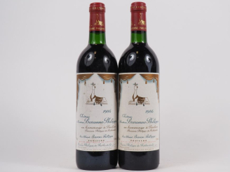 Vente aux enchères 2 BOUTEILLES CHÂTEAU MOUTON BARONNE PHILIPPE "EN HOMMAGE A PAULINE BAR