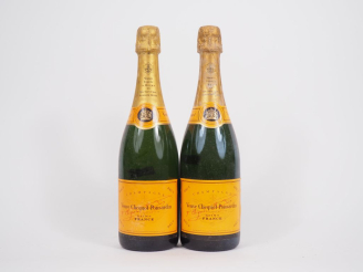 Vente aux enchères 2 BOUTEILLES CHAMPAGNE VEUVE CLICQUOT PONSARDIN