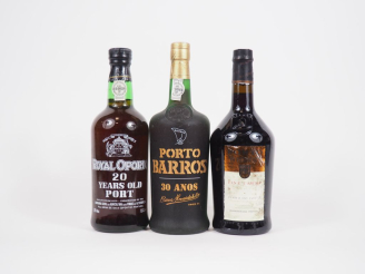 Vente aux enchères 3 BOUTEILLES PORTO : 1 ROYAL OPORTO 20 YEARS OLD/1 PORTO BARROS 30 ANO