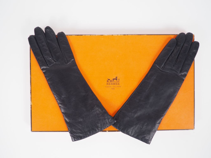 HERMES, Paris Paire de gants en cuir noir.  Intérieure en laine (?) be