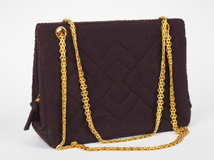 CHANEL Sac jersey marron surpiqué, porté épaule ou bandoulière. Intéri